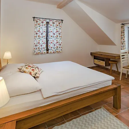 Dvur Liskovy Vrch 4* Strazny