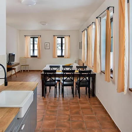 Dvur Liskovy Vrch 4* Strazny