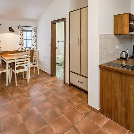 Dvur Liskovy Vrch بيت ضيافة 4*